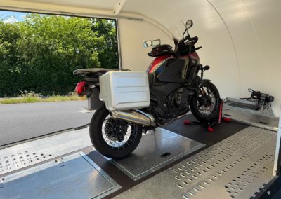 Geschlossener Motorrad Transport von OTC KFZ Transporte