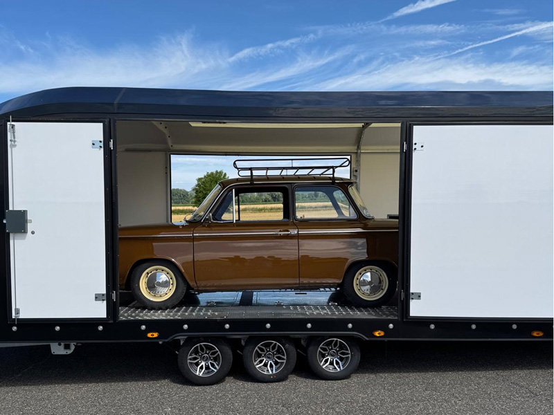 Geschlossener PKW Transport mit Oldtimer