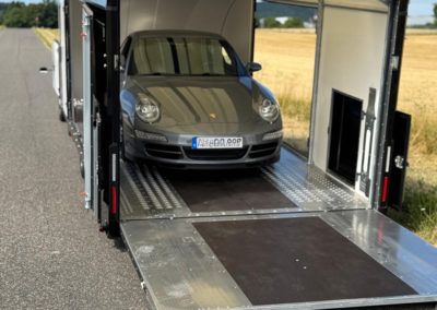 Geschlossener Transport für PKW - hier transportieren wir einen wertvollen Porsche